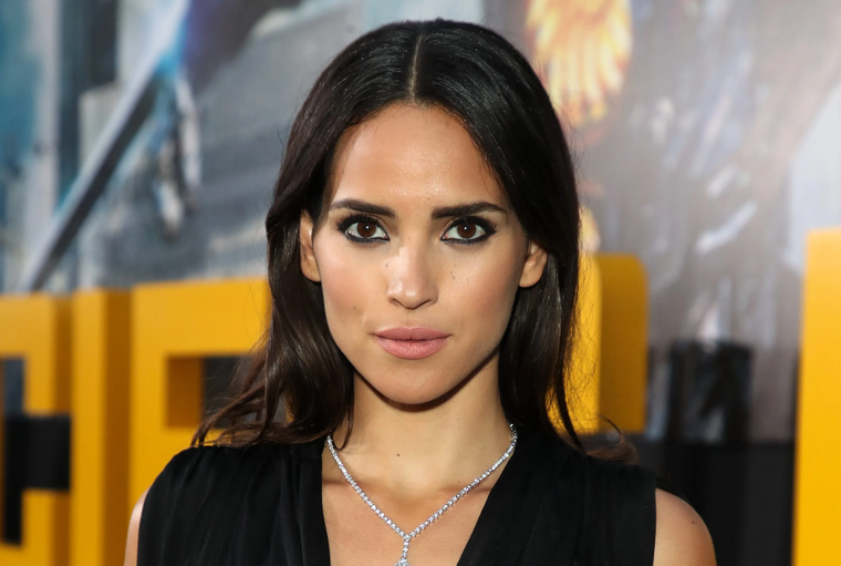 Mientras que la mayoría de las actrices latinas interpretan roles sexys, Adria Arjona logró posicionarse en la industria fuera de los estereotipos.
