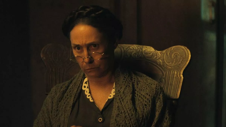 Laurie Metcalf da vida a Augusta Gein en la serie Monstruo. Laurie Metcalf da vida a Augusta Gein en la serie Monstruo.