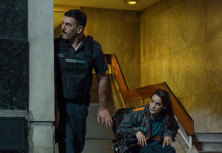 Sofia Vega (Pilar Gamboa) y el oficial Esteban Vargas en la S2 de División Palermo. Sofia Vega (Pilar Gamboa) y el oficial Esteban Vargas en la S2 de División Palermo.