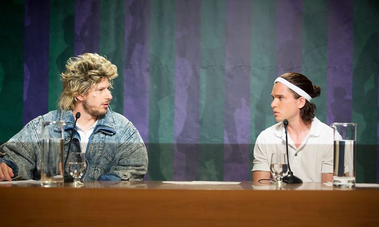 Andy Samberg y Kit Harington se lucen en esta divertida comedia.