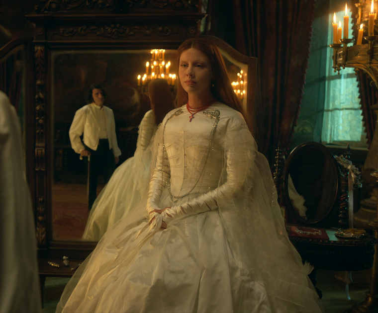 El tercer rol que iba a interpretar Mia Goth en Frankenstein era el de Justine Moritz, una joven que es falsamente acusada y ejecutada por el asesinato de William, el hermano menor de Víctor. El tercer rol que iba a interpretar Mia Goth en Frankenstein era el de Justine Moritz, una joven que es falsamente acusada y ejecutada por el asesinato de William, el hermano menor de Víctor.