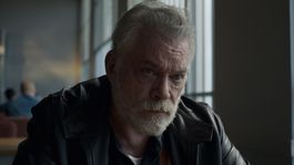 Ray forma parte de la nueva serie de Apple TV+