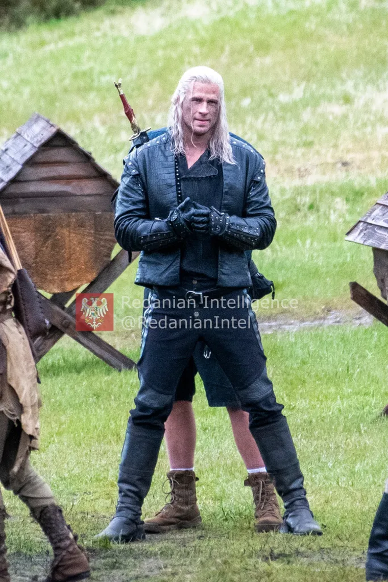 Liam Hemsworth en el set de la quinta temporada de The Witcher. Liam Hemsworth en el set de la quinta temporada de The Witcher.