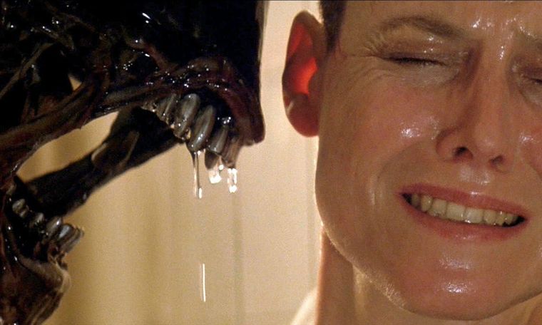 La mítica escena de Alien3 con el xenomorfo acorralando a Ripley