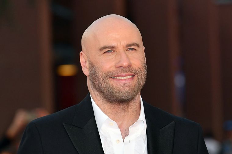 John Travolta ha dejado atrás su tradicional calva para su nueva película