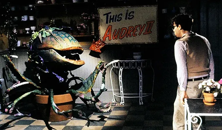 La película está basada en el musical de Broadway homónimo, que a su vez se basa en una película de Roger Corman de 1960. 