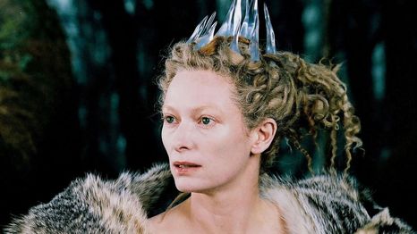 Tilda Swinton como la Bruja Blanca en la primera entrega de Las Crónicas de Narnia.
