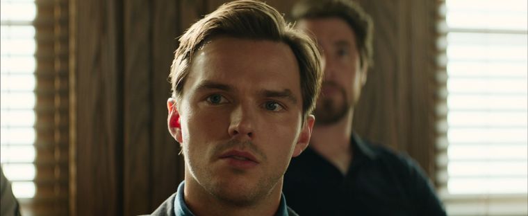 Nicholas Hoult Justin Kemp un jurado que sabe más de lo que parece