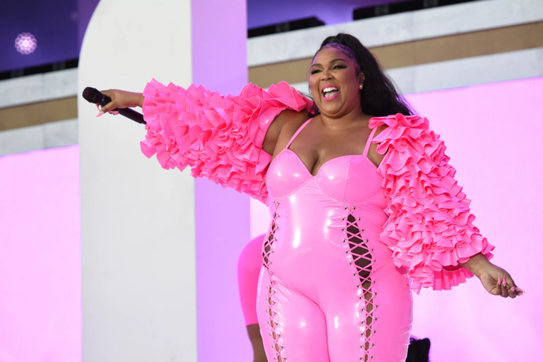 Lizzo fue denunciada por tres bailarinas de su staff.