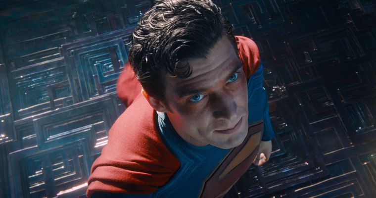 Un golpeado Superman no se rinde para salvar a Metrópolis y el mundo.