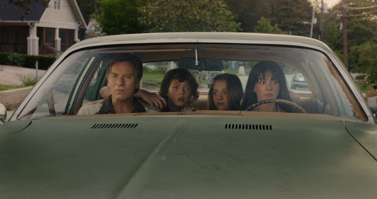  Greg (Ewan McGregor), Denise (Anne Hathaway) y sus hijos tratando de entender qué diablos está pasando en el barrio. Greg (Ewan McGregor), Denise (Anne Hathaway) y sus hijos tratando de entender qué diablos está pasando en el barrio.