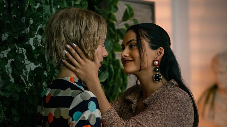 Maya Hawke y Camila Mendes