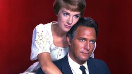 La novicia rebelde sigue a María, una alegre novicia que abandona la abadía para convertirse en la institutriz de los siete hijos del capitán von Trapp, de quien se enamorará perdidamente