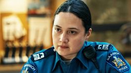 Lily Gladstone es una de las protagonistas de Under the Bidge. Lily Gladstone es una de las protagonistas de Under the Bidge.