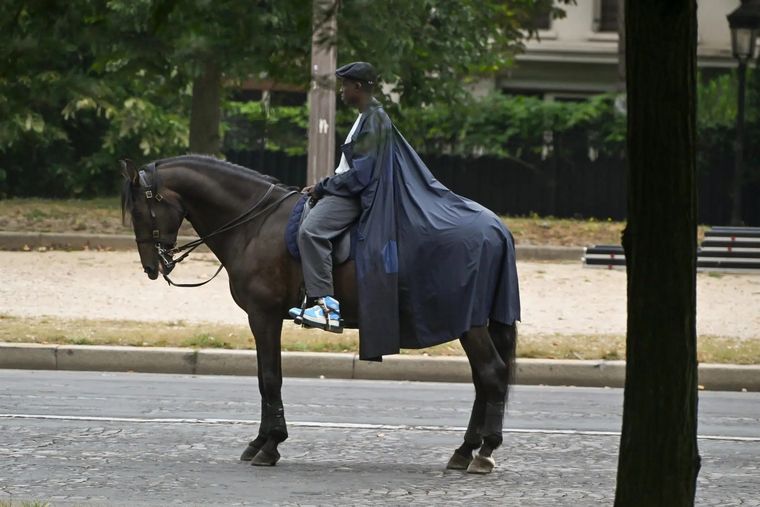 Lupin durante el rodaje de la S4 en las calles de París. Lupin durante el rodaje de la S4 en las calles de París. 