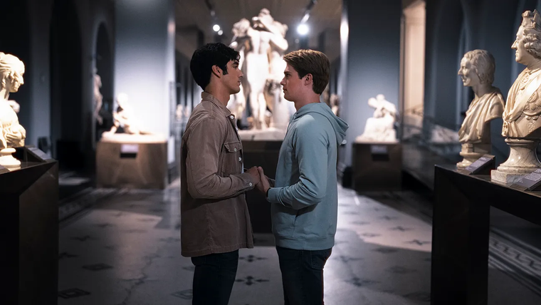 La película de 2023 esta basada en la novela autoconclusiva de Casey McQuiston. La película de 2023 esta basada en la novela autoconclusiva de Casey McQuiston.