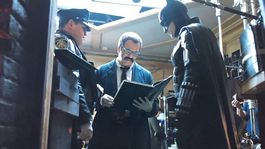 Jim y Batman, trabajando codo a codo en búsca del asesino serial.