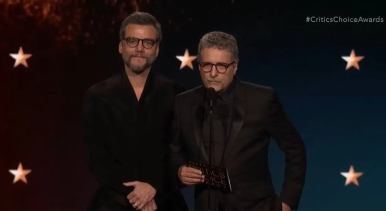 Wagner Moura y Kleber Mendonça Filho, protagonista y director de la película brasileña que fue ninguneada en los Critics Choice Awards.