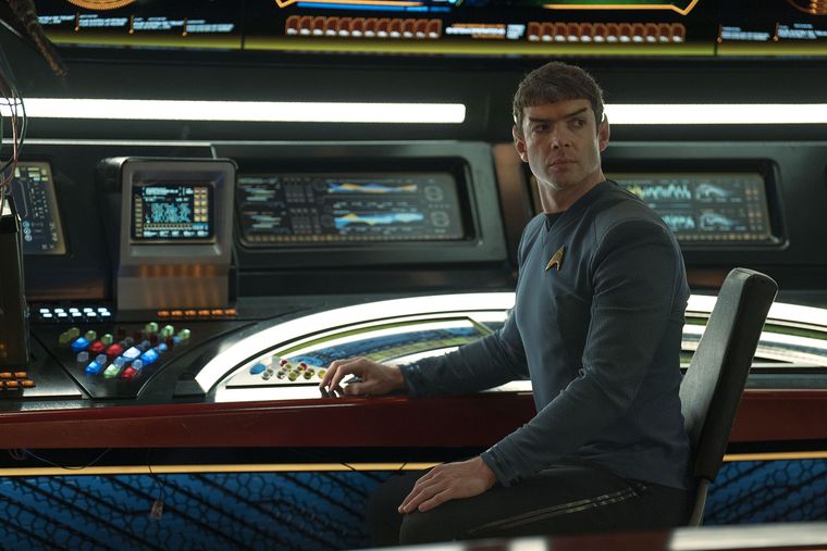 Ethan Peck regresa como el Primer Oficial Spock. Ethan Peck regresa como el Primer Oficial Spock.