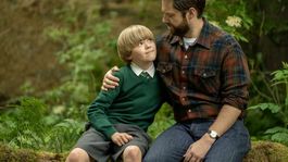 Que Ver | Roger junto a su hijo Jemmy en Outlander