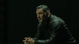 Tom Hardy en MobLand como el Fixer Harry Da Souza. Tom Hardy en MobLand como el Fixer Harry Da Souza.