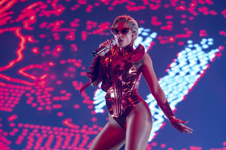 Skye Riley se acerca a la vida real de muchos cantantes