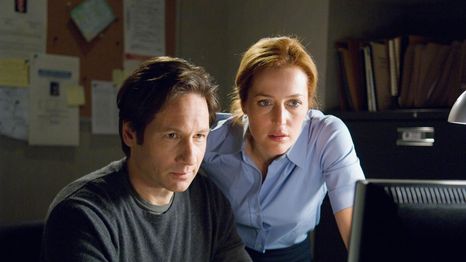 Gillian Anderson y David Duchovny en el segundo filme de The X-Files. Gillian Anderson y David Duchovny en el segundo filme de The X-Files.