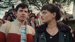 Que Ver | Asa Butterfield y Emma Mackey como Otis y Maeve