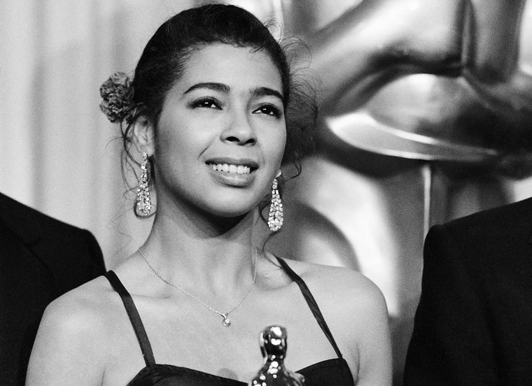 Irene Cara posa con el Óscar junto a los demás compositores de la canción What a Feeling