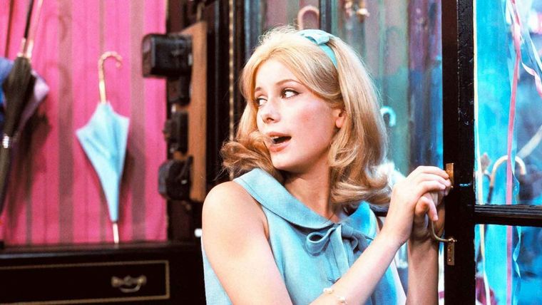 Catherine Deneuve protagoniza Los paraguas de Cherburgo (1964).