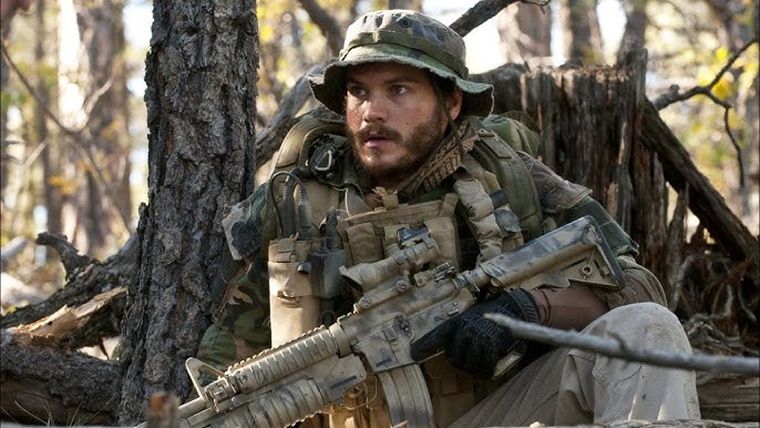Mark Wahlberg le da vida a Marcus Luttrell en El sobreviviente. Mark Wahlberg le da vida a Marcus Luttrell en El sobreviviente.