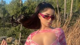 a demi rose se le abrio la blusa y enseno de mas