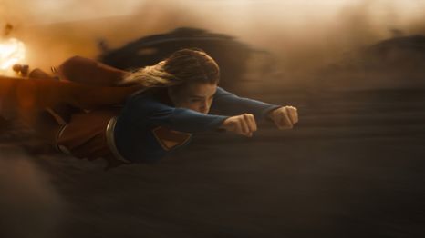 Supergirl vuela a toda velocidad,&nbsp; directo a la batalla.