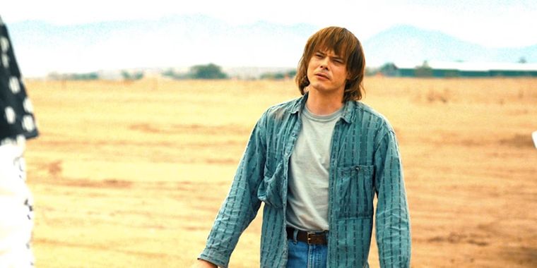 Charlie Heaton interpreta a Jonathan Byers en Stranger Things Charlie Heaton interpreta a Jonathan Byers en Stranger Things