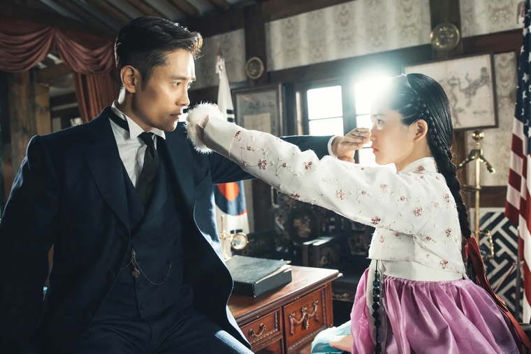Lee Byung-hun y Kim Tae-ri protagonizan la serie de época. Lee Byung-hun y Kim Tae-ri protagonizan la serie de época.