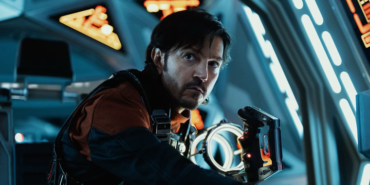 Diego Luna vuelve a lucirse como el personaje que da título a la mejor serie de Star Wars. Diego Luna vuelve a lucirse como el personaje que da título a la mejor serie de Star Wars.
