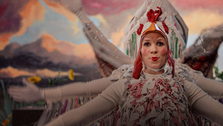 Los dioramas se transforman en el vehículo perfecto para contar esta historia sobre un matrimonio que se apaga lentamente. Los dioramas se transforman en el vehículo perfecto para contar esta historia sobre un matrimonio que se apaga lentamente.