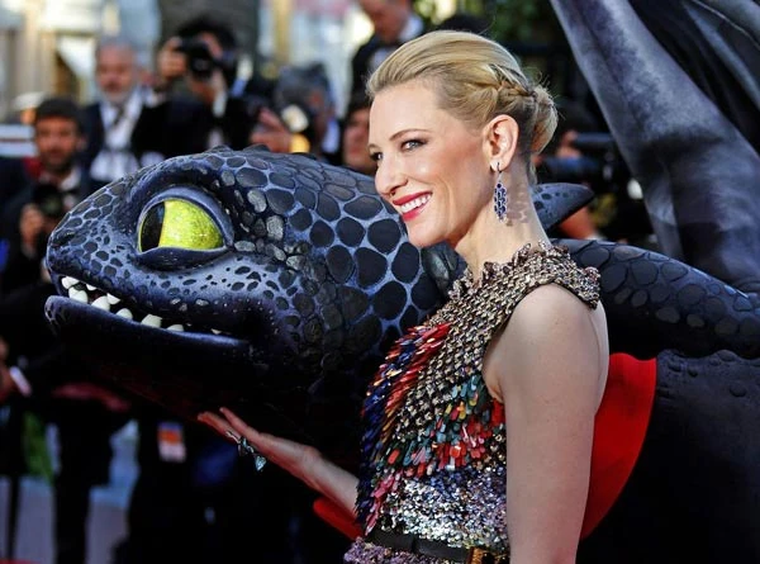 Cate Blanchett y Chimuelo en la alfombra roja de Cómo entrenar a tu dragón 2. Cate Blanchett y Chimuelo en la alfombra roja de Cómo entrenar a tu dragón 2.
