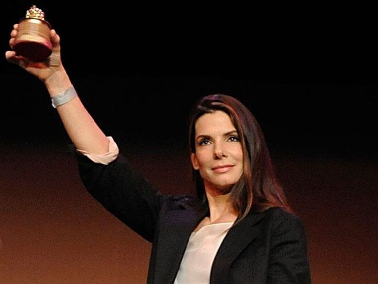 Sandra Bullock recogiendo su Rizzie en 2014