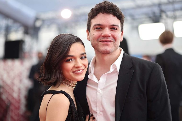 Cuando Josh Andrés Rivera se sumó a la cinta en el rol de Sejanus Plinth, la actriz intentó hacer encajar el proyecto en su abultada agenda para poder compartir el set con su pareja