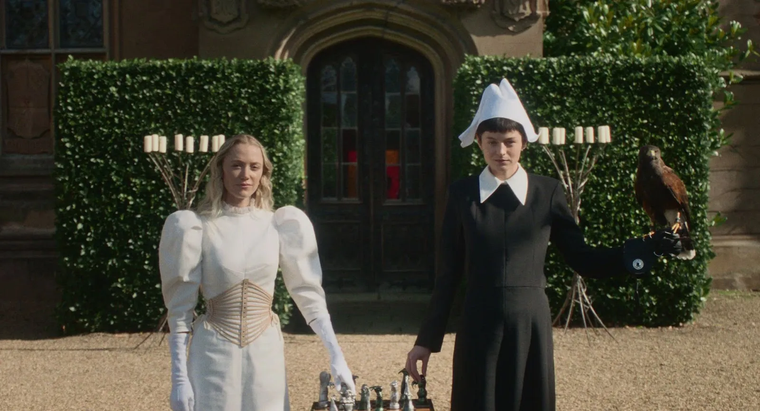 Maika Monroe y Emma Corrin en 100 Nights of Hero. Maika Monroe y Emma Corrin en 100 Nights of Hero.