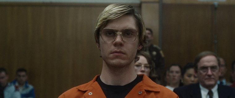 Peters asombra con su interpretación de Jeffrey Dahmer