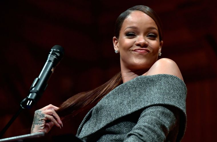 Rihanna suma un multimillonario logro a su lista.