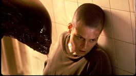 Sigourney Weaver y el xenomorofo en Alien 3