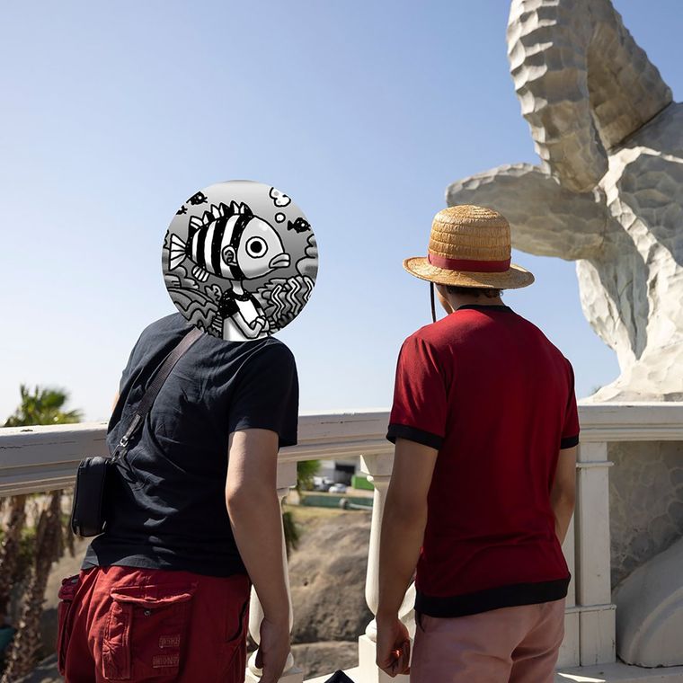 Eiichiro Oda junto a Iñaki Godoy mientras recorría el set de filmación de la S2 de One Piece. Eiichiro Oda junto a Iñaki Godoy mientras recorría el set de filmación de la S2 de One Piece.