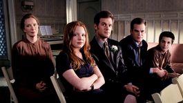 Seis pies bajo tierra se emitió por primera vez en 2001.