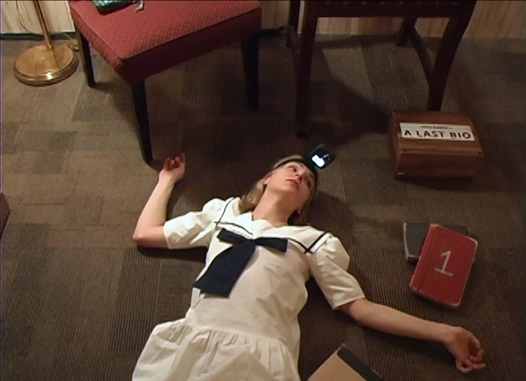 Esta película es una sátira digital que refleja la era de las apps y redes.