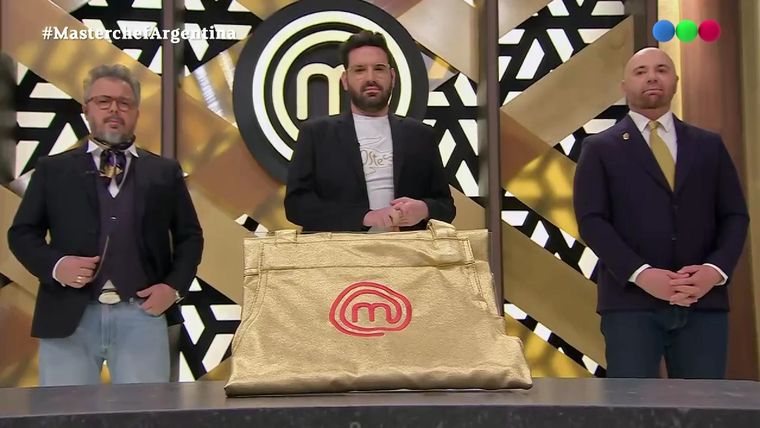 Donato, Betu y Germán custodiando el Delantal Dorado