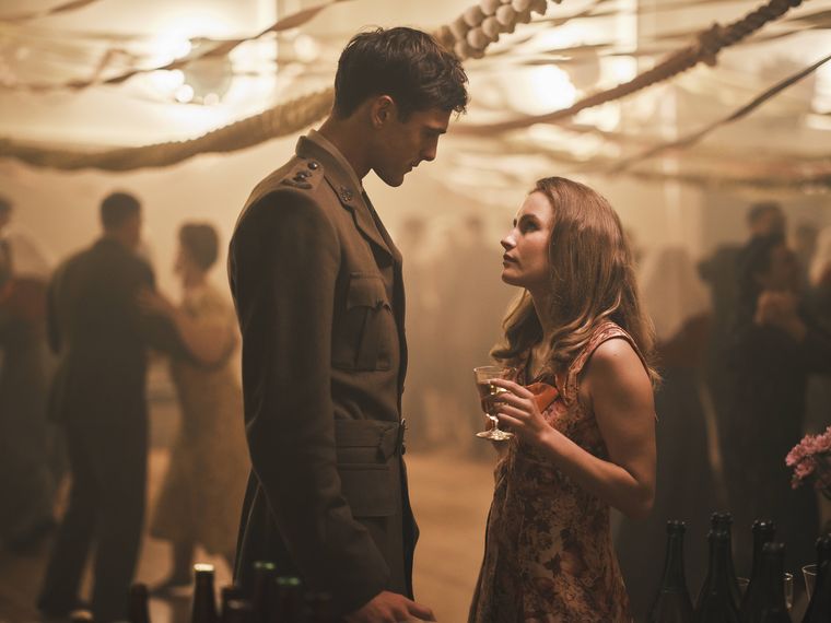 Más allá de que la serie aborda la Segunda Guerra Mundial, el trasfondo es la turbulenta trama romántica entre Dorrigo Evans y Amy Mulvaney Más allá de que la serie aborda la Segunda Guerra Mundial, el trasfondo es la turbulenta trama romántica entre Dorrigo Evans y Amy Mulvaney