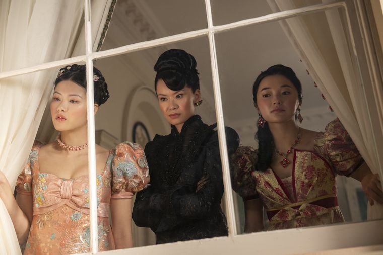 Lady Araminta Gun (Katie Leung) junto a sus hijas Posy (Isabella Wei) y Rosamund (Michelle Mao). Lady Araminta Gun (Katie Leung) junto a sus hijas Posy (Isabella Wei) y Rosamund (Michelle Mao). 